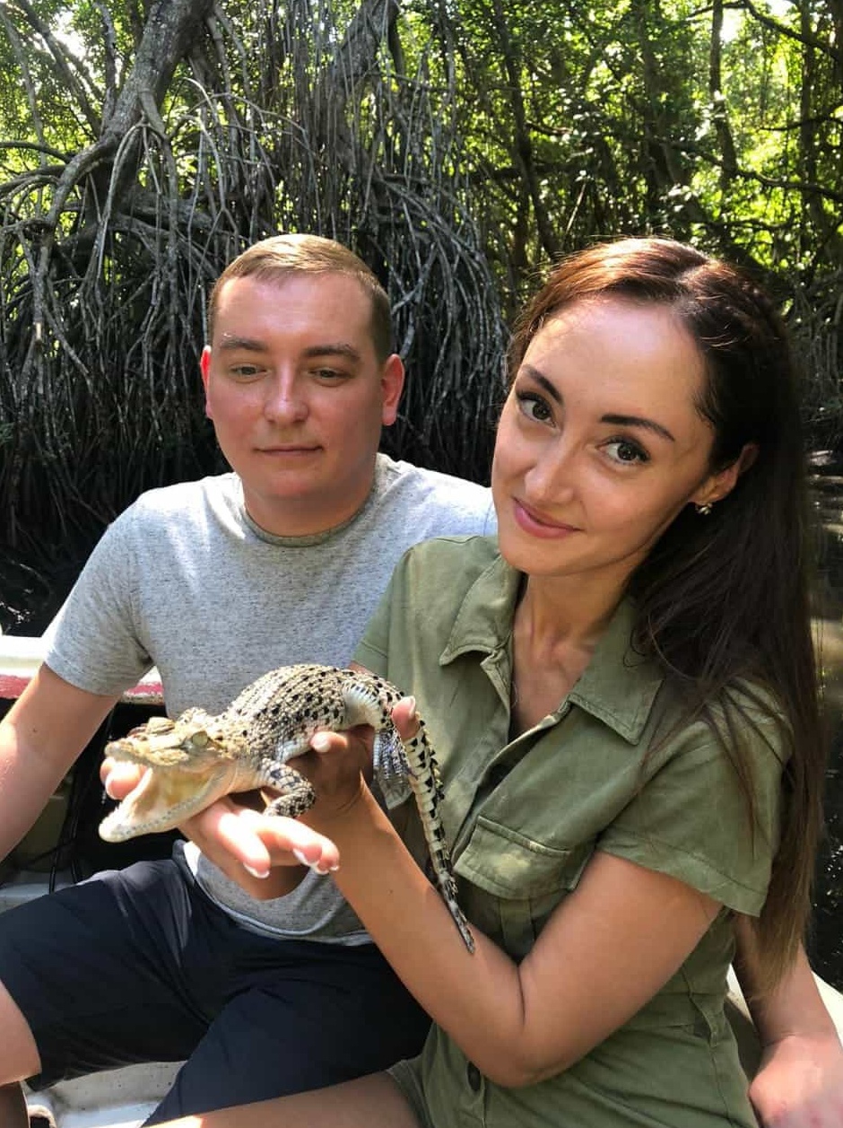 Турист держит крокодила