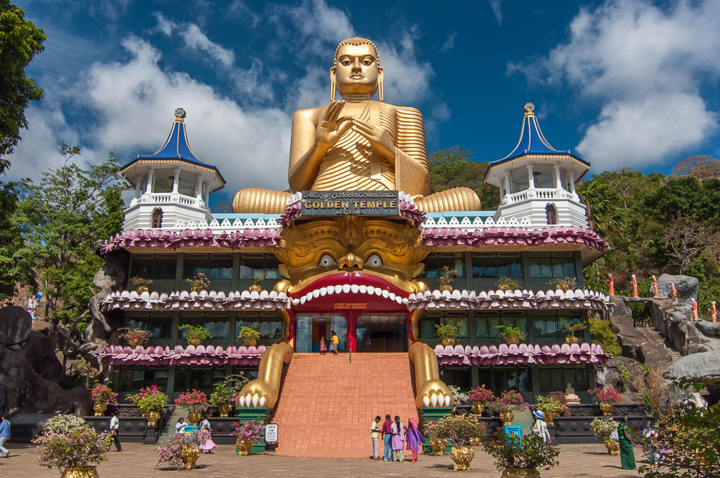 Храм с золотой статуей Будды
