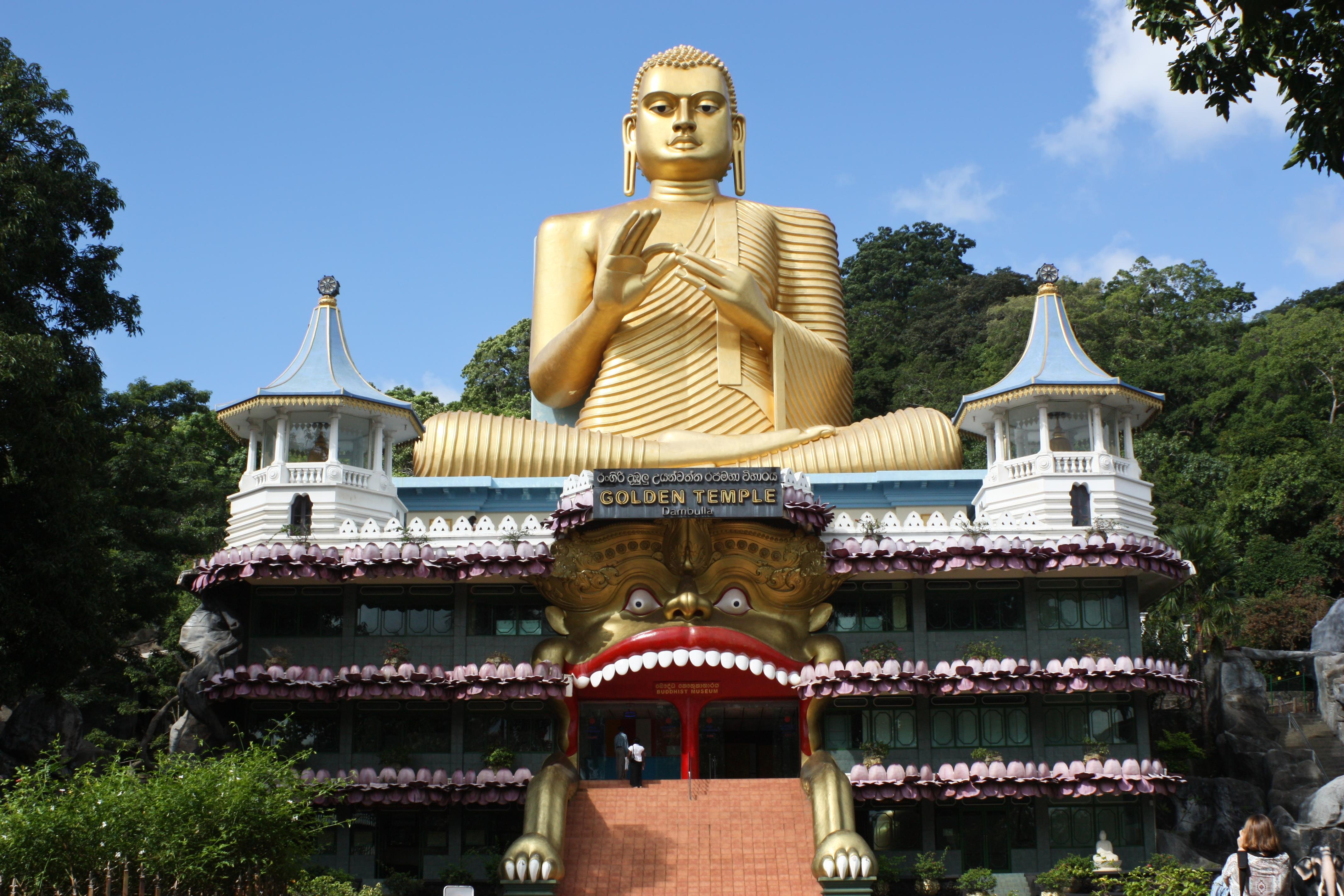 Золотая статуя Будды в храме