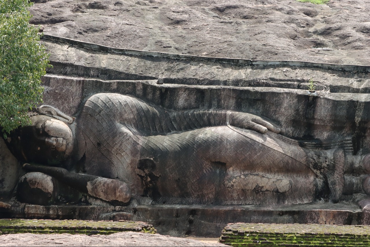 Статуя будды из камня