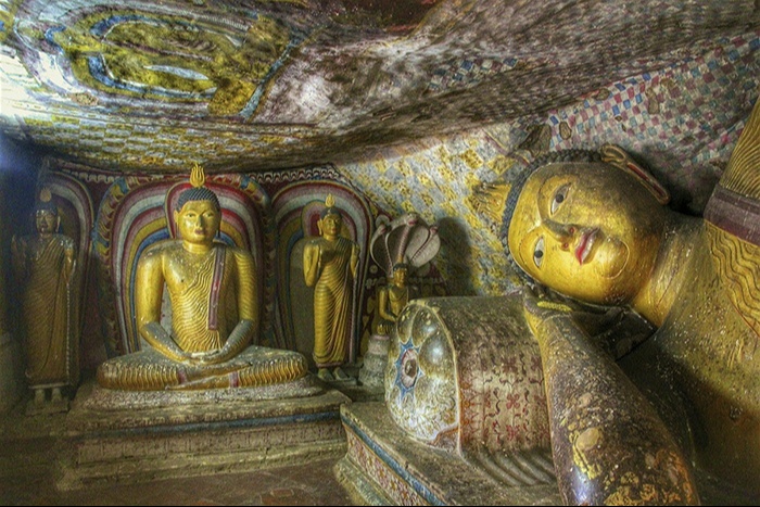 Статуи Будды в скальном храме