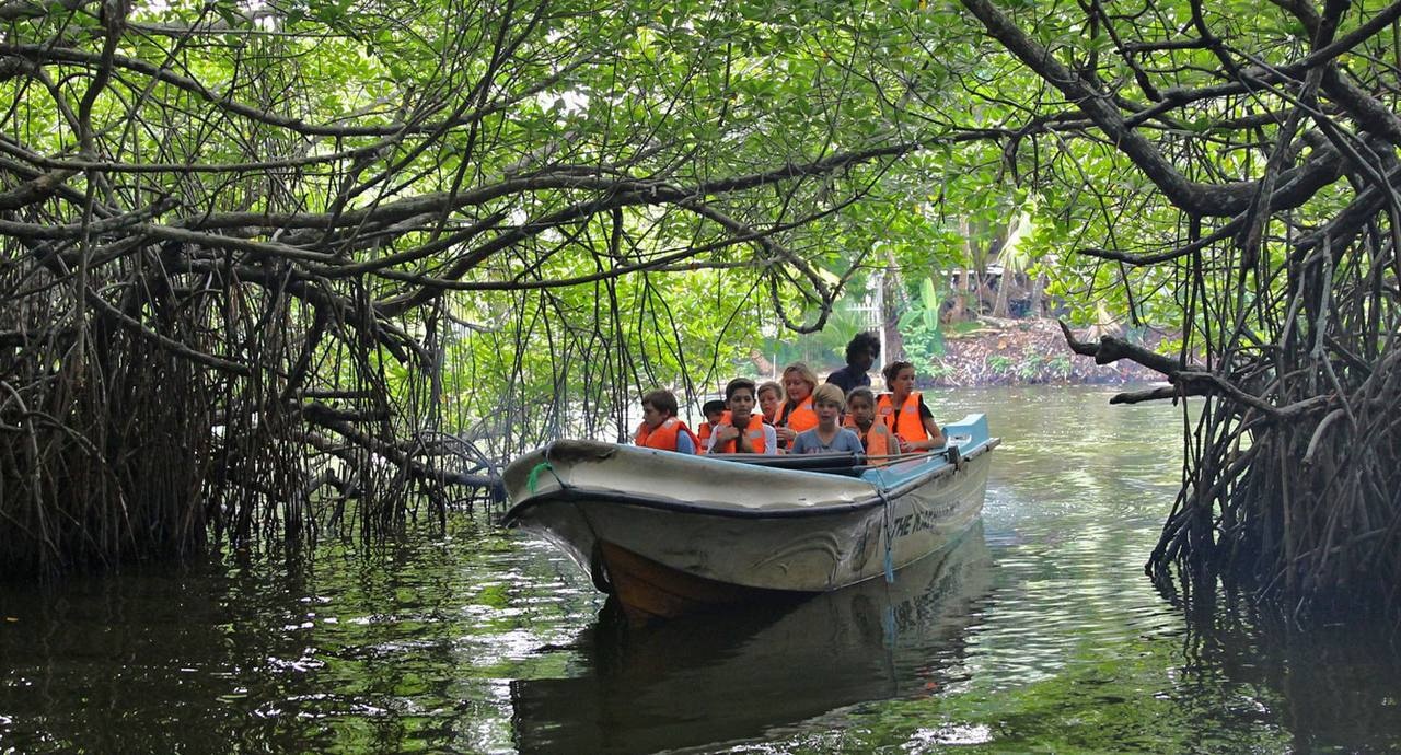 Катер с туристами на реке Муду Ганга