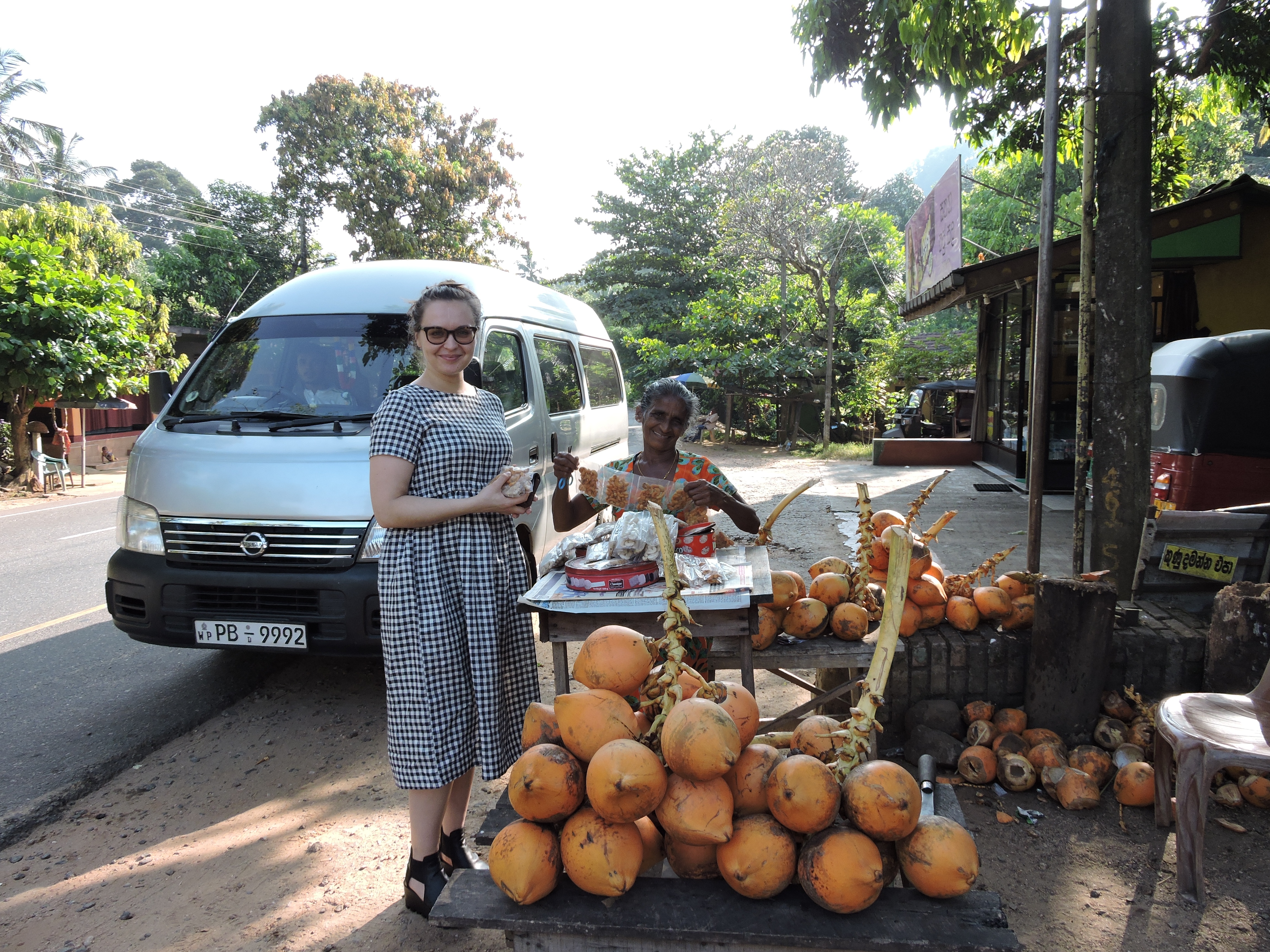 Туристка с фруктами Шри Ланки