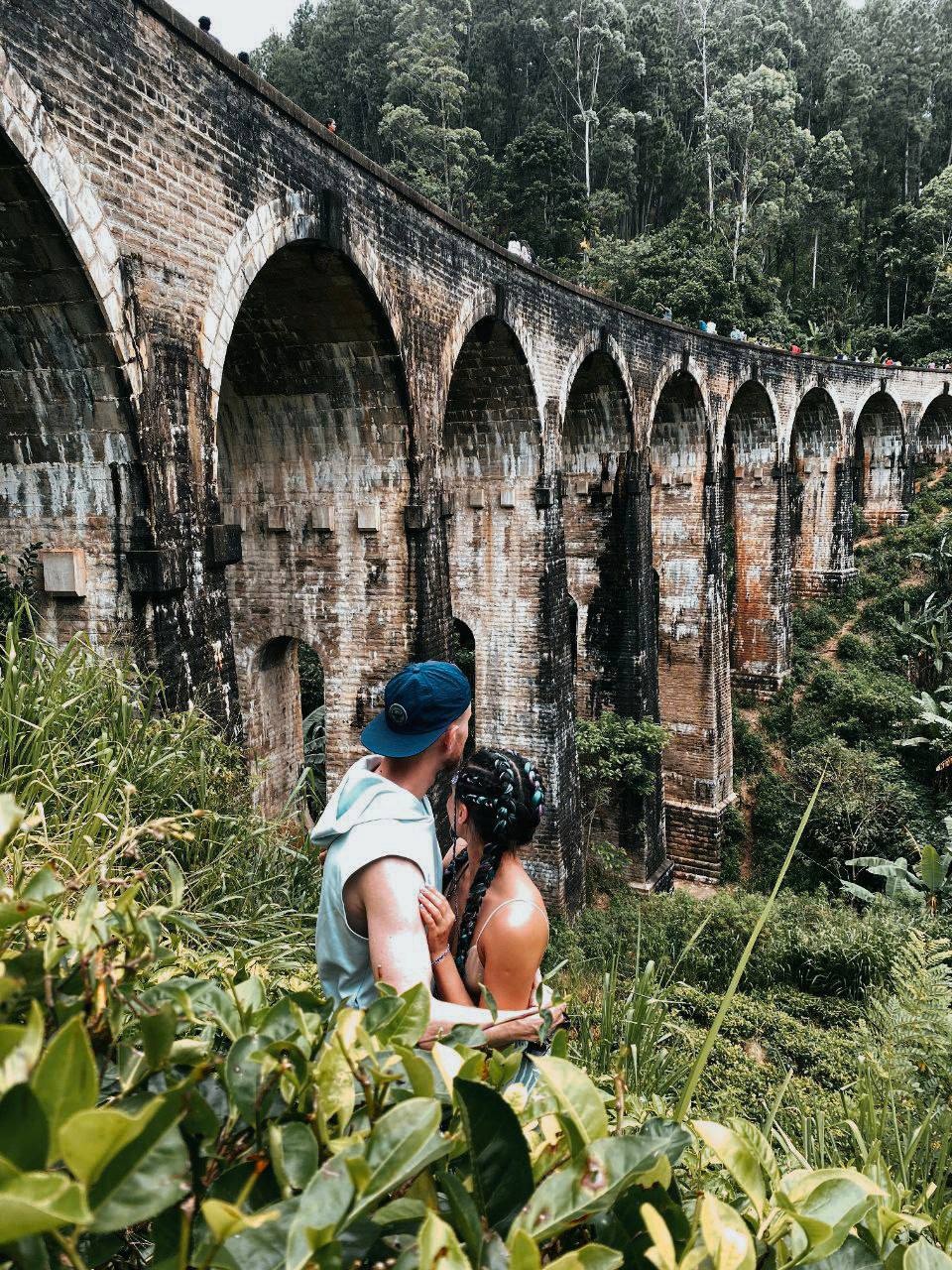Туристы на фоне Девятиарочного моста в Шри Ланке
